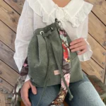 Damska oliwkowa torebka sztruksowa worek - JAVA - DOG AHEAD